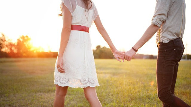 Eğer sevgiliniz elinizi böyle tutuyorsa ilişkiniz bitmek üzere - Resim: 1