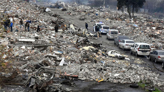 Şoke eden olay yıkılan sitenin içinden ceset çıktı! - Resim: 1