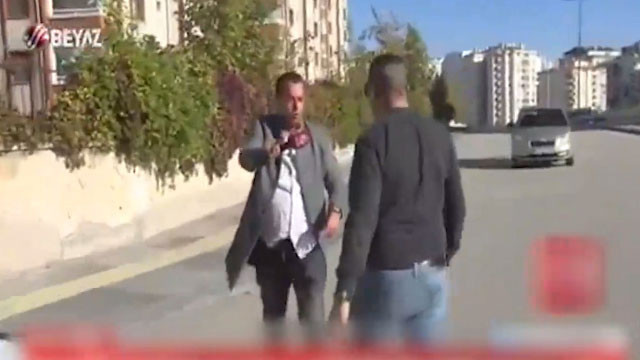 Beyaz TV muhabirini sokak ortasında evire çevire dövdü - Resim: 1