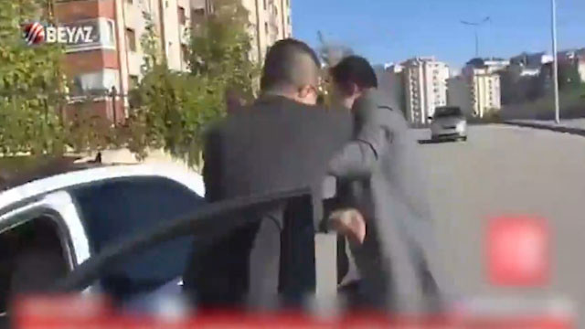 Beyaz TV muhabirini sokak ortasında evire çevire dövdü - Resim: 3