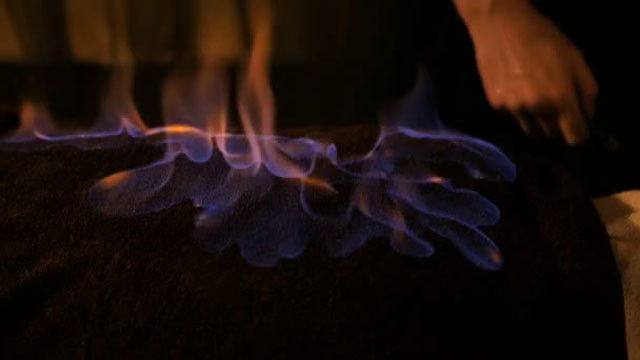 Yeni akım Ateş Terapisi! Yanan havluyu insanların yüzlerine basıyorlar - Resim: 2