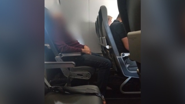 Uçakta yaptıkları olay yarattı cinsel organını çıkardı ve... - Resim: 3