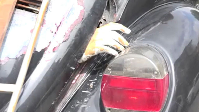 Aracın üzerindeki 'cesedi' görenler şoke oluyor! Ama gerçek bambaşka - Resim: 4