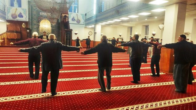 Hatay'da bir camide ilginç görüntüler! Cemaatten namaz sonrası spor - Resim: 3