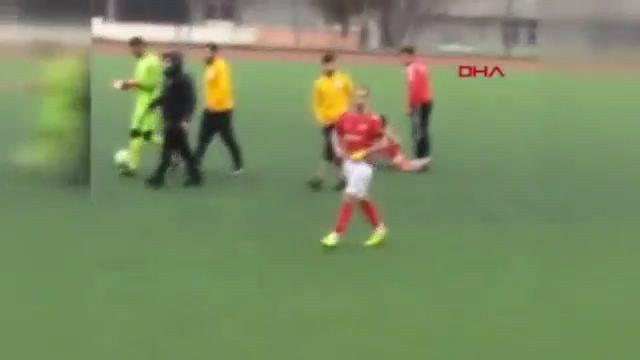 Maçta skandal! Futbolcu taraftara cinsel organını gösterdi! - Resim: 1