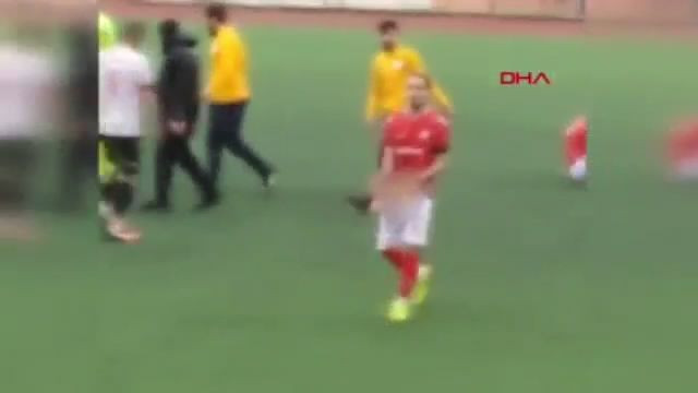 Maçta skandal! Futbolcu taraftara cinsel organını gösterdi! - Resim: 2