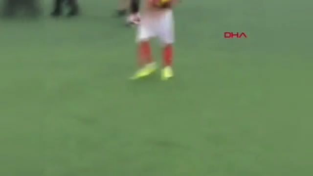 Maçta skandal! Futbolcu taraftara cinsel organını gösterdi! - Resim: 3