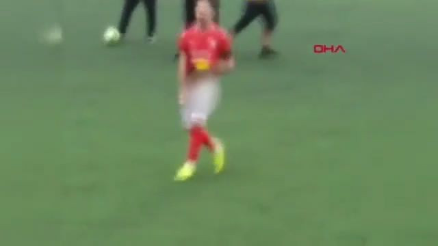 Maçta skandal! Futbolcu taraftara cinsel organını gösterdi! - Resim: 4