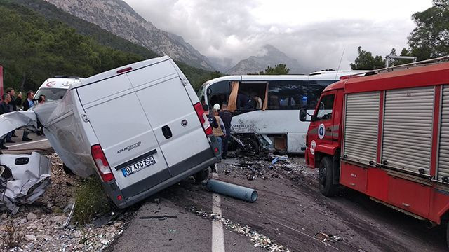 Antalya'da trafik kazası 1 ölü 17 yaralı - Resim: 2