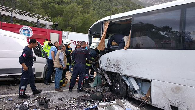 Antalya'da trafik kazası 1 ölü 17 yaralı - Resim: 3