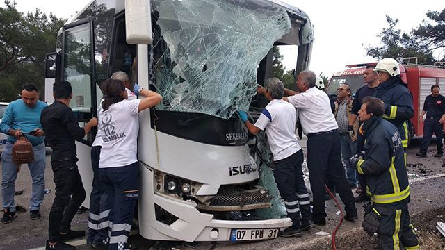 Antalya'da trafik kazası 1 ölü 17 yaralı - Resim: 4