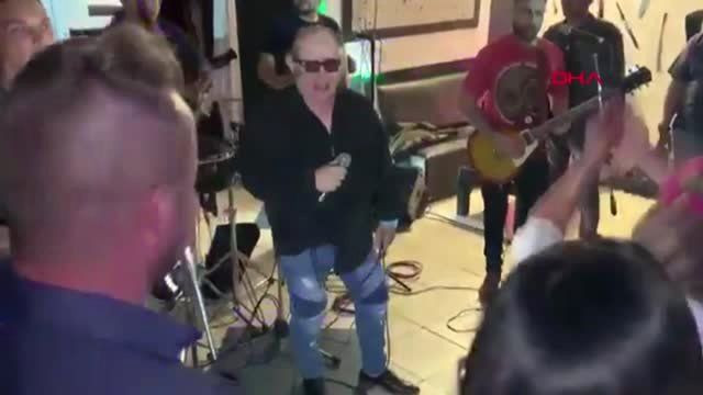 Ünlü solist sahnede hayatını kaybetti! O anlar böyle kaydedildi - Resim: 3