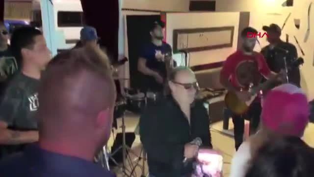 Ünlü solist sahnede hayatını kaybetti! O anlar böyle kaydedildi - Resim: 4