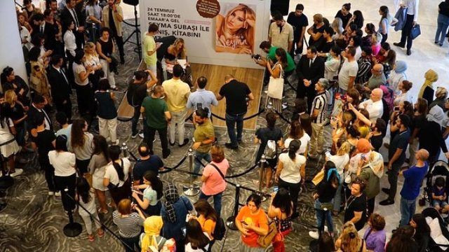 Şeyma Subaşı'nın ilk imza günü! Skandal hataya rağmen uzun kuyruklar oluştu! - Resim: 2