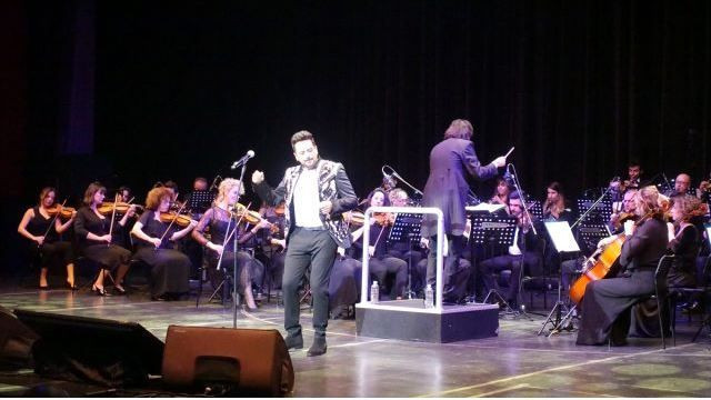 Emre Altuğ sanat hayatının 20. yılına özel konser verdi! Çağla Şikel yalnız bırakmadı - Resim: 3