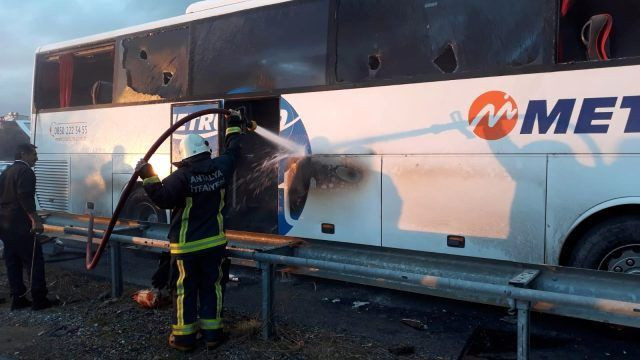 Yolcu otobüsünde yangın! Kapılar açılmayınca vatandaşlar camları kırdı - Resim: 2