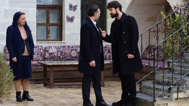 Giydiği elbise olay oldu! Zümrüdü Anka'nın Zümrüt'ünün kalçasını gören... - Resim: 1