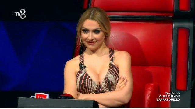 Hadise, O Ses Türkiye'de giydiği dekolteli elbiseyle sosyal medyayı salladı - Resim: 2