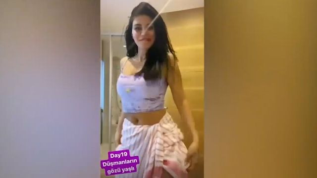 Ebru Polat 'Şişme bebek' kavgası yaptığı Seda Akgül'e cevabı banyo dansıyla verdi - Resim: 4