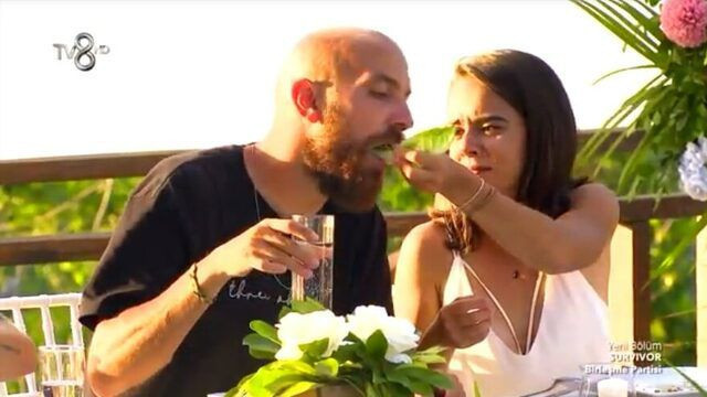 Survivor birleşme partisinde Sercan ve Nisa rüzgarı elleriyle yedirdiler - Resim: 2
