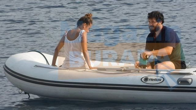 Çağatay Ulusoy sevgilisi Duygu Sarışın'ı öpücüklere boğdu! Yeni imajıyla şok etti - Resim: 2