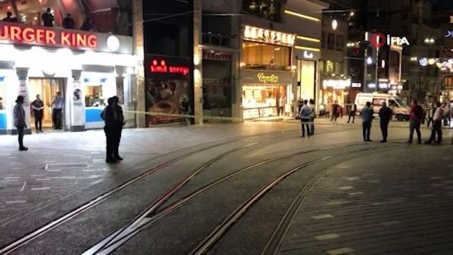 İstiklal Caddesi'nde bıçaklı dehşet! Etrafa saldırdı, cadde kapatıldı - Resim: 2