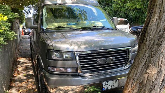 Kenan İmirzalıoğlu'nun arabası hırsızların hedefi oldu aracı yarım milyon değerinde - Resim: 2