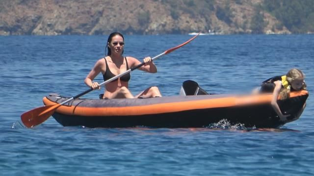 Yasemin Özilhan bikinisiyle kano keyfi yaptı fit vücuduna beğeni yağdı - Resim: 2