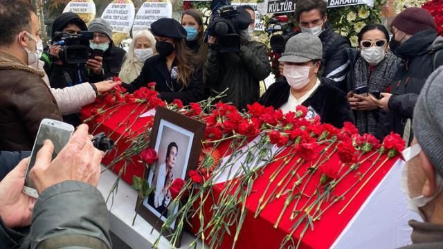 Ediz Hun Fatma Girik'in cenazesinde tabutunu öperek veda etti! Nuri Alço'dan ağlatan veda mesajı - Resim: 2