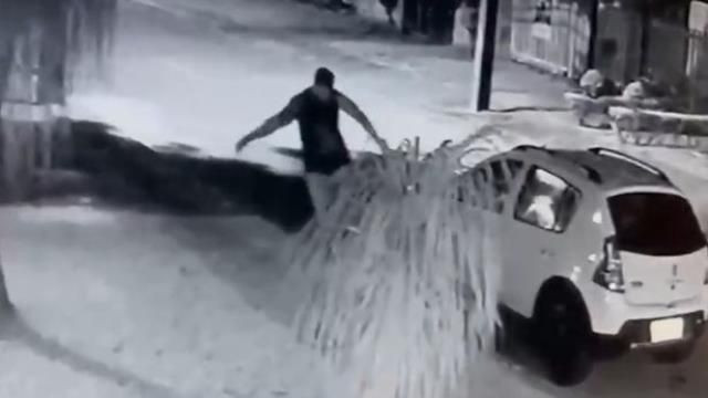 Arabasının sallandığını gördü! İçine bakınca hayatının şokunu yaşadı: Rezalet patladı - Resim: 2