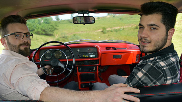 Bir kavanoz bal karşılığında aldıkları otomobili baştan başa yenilediler - Resim: 0