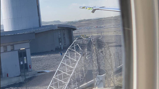 Türk Hava Yolları uçağı havaalanında direğe çarptı! - Resim: 0