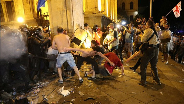 Komşuda binlerce kişi meclisi kuşattı! En az 70 yaralı var - Resim: 0