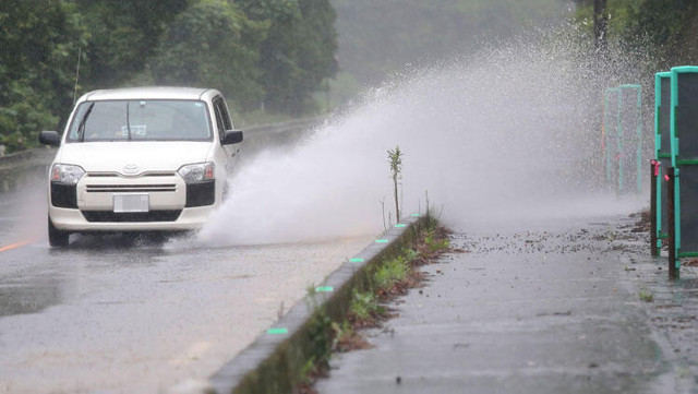 Japonya'da perşembe gününe kadar 1 milyon kişi tahliye edilecek - Resim: 0