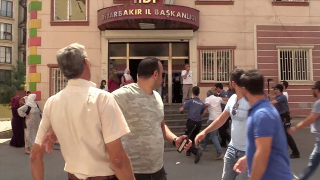 HDP'liler oğlu için oturma eylemi yapan anneye saldırdı - Resim: 0