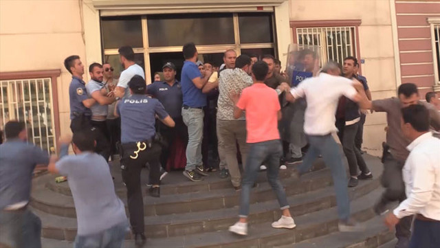 HDP'liler oğlu için oturma eylemi yapan anneye saldırdı - Resim: 1