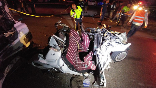 Konya'da kamyonun halatla çektiği otomobile tır çaptı: 3 ölü 2 yaralı - Resim: 1