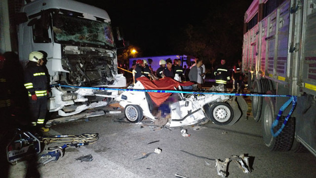 Konya'da kamyonun halatla çektiği otomobile tır çaptı: 3 ölü 2 yaralı - Resim: 0