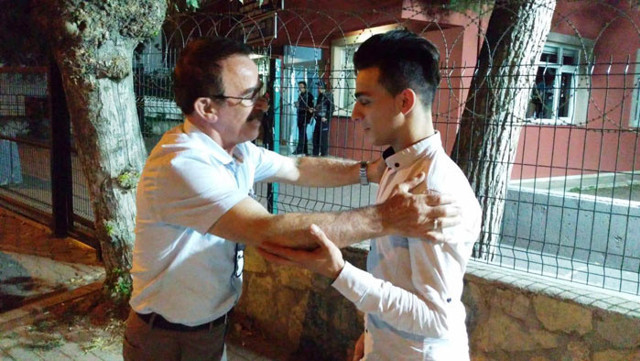 Cüzdanını bulup getiren Suriyeli genci alnından öptü - Resim: 1