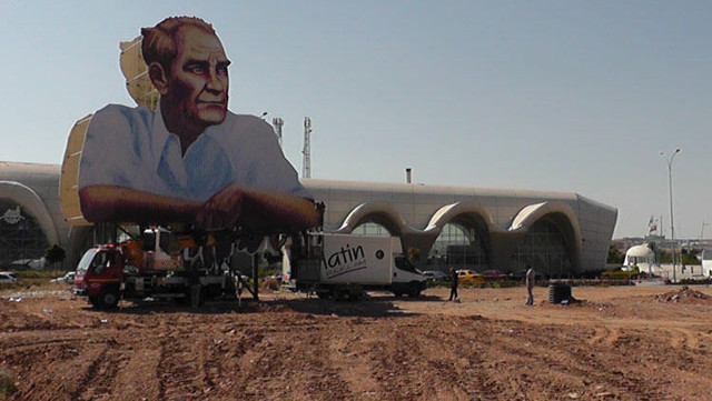 Şehir merkezi girişine Atatürk posteri asıldı - Resim: 0