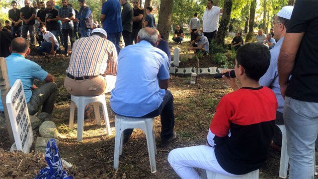 9 yaşındaki Suriyeli çocuk mezarlık kapısına asılı halde bulundu - Resim: 0