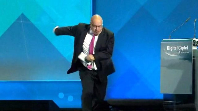 Alman bakan merdivenden yüzüstü yere düştü! Bilincini kaybetti - Resim: 0