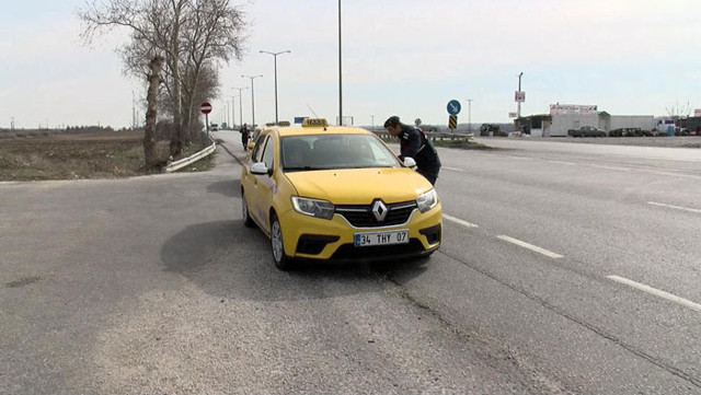 Göçmenler taksilerle Edirne'ye ilerliyor - Resim: 0