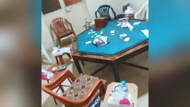 Karantinadan kaçtılar kumar masasında yakalandılar - Resim: 0
