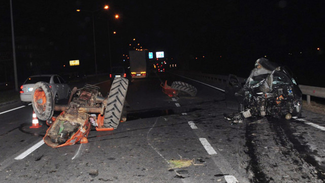 Antalya'da traktöre çarpan otomobil kullanılamaz hale geldi 3 yaralı - Resim: 0