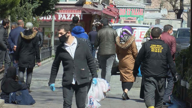 Bankta maskesiz ve arkadaşıyla yan yana oturdu ecel gelmişse ölüp gideceğiz - Resim: 0