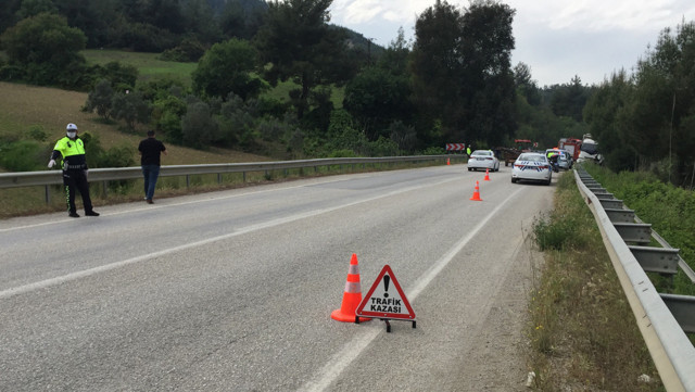 Adana'daki trafik kazasında baba ve oğlu ölüme birlikte yürüdü - Resim: 1