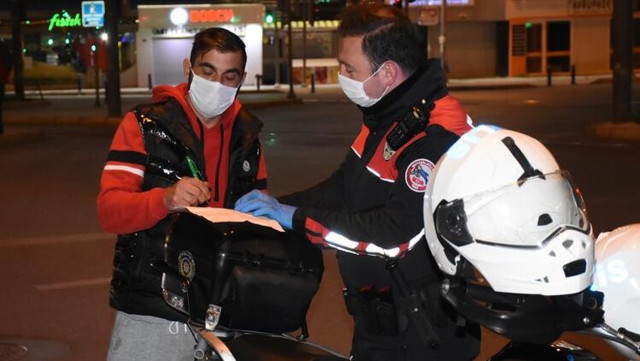 İzmir'de bir kişi sokağa çıkma kısıtlamasının bitimine 5 dakika kala ceza aldı - Resim: 0
