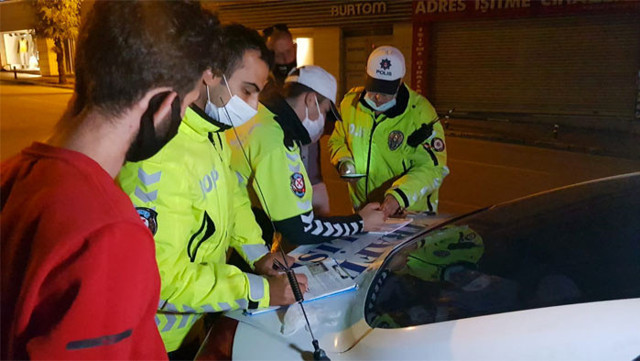 Polise yalvaran genç: Yapmayın evdekiler görür ve eşim de beni boşar - Resim: 0