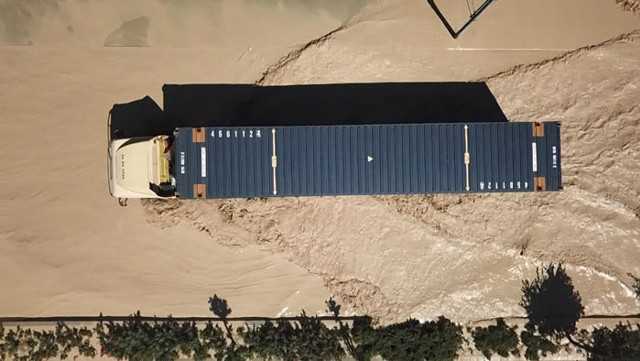 Halkalı'da su borusu patlayınca cadde göle döndü - Resim: 0